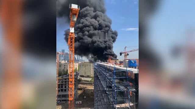 В центре Москвы пожар в парке Зарядье