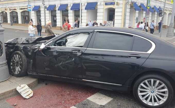 В центре Москвы байкер врезался в машину и пешехода на переходе